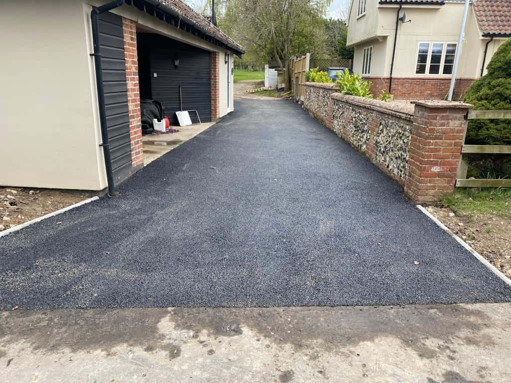 This is a newly installed tarmac driveway. All works carried out by Thetford Driveway Solutions